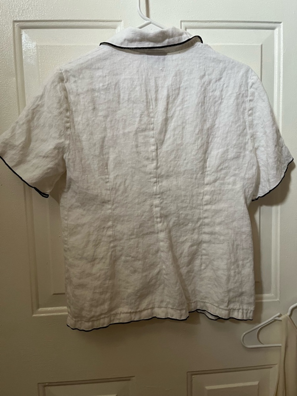 Hot Cotton White Short-Sleeve Linen Shirt with Black Trim - Picture 4 of 4